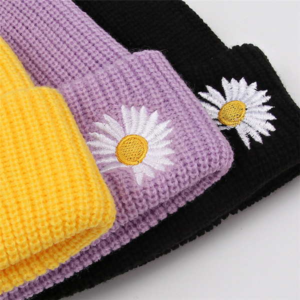 Kötött téli sapka pillangós hímzéssel