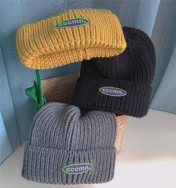 Kötött téli sapka emblémával