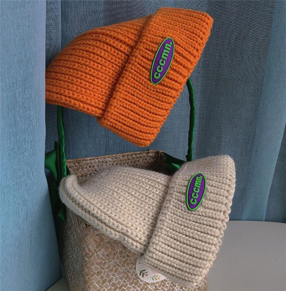 Kötött téli sapka emblémával