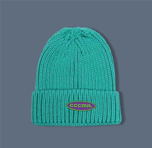 Kötött téli sapka emblémával