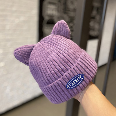 Női téli sapka 3D elemmel és emblémával