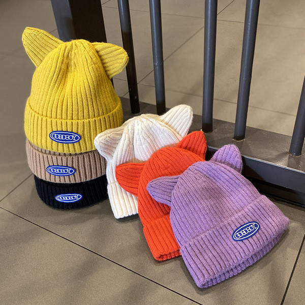 Női téli sapka 3D elemmel és emblémával