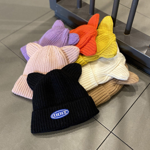 Női téli sapka 3D elemmel és emblémával