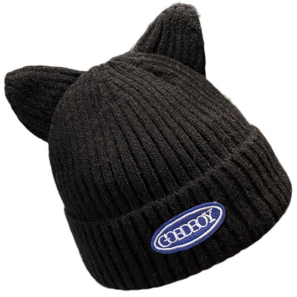 Női téli sapka 3D elemmel és emblémával