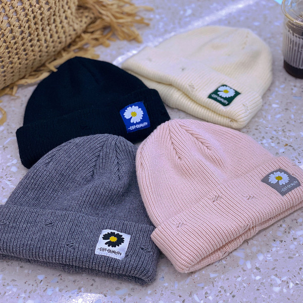 Női téli sapka emblémával