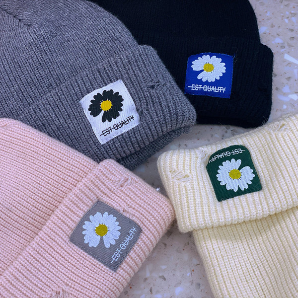 Női téli sapka emblémával