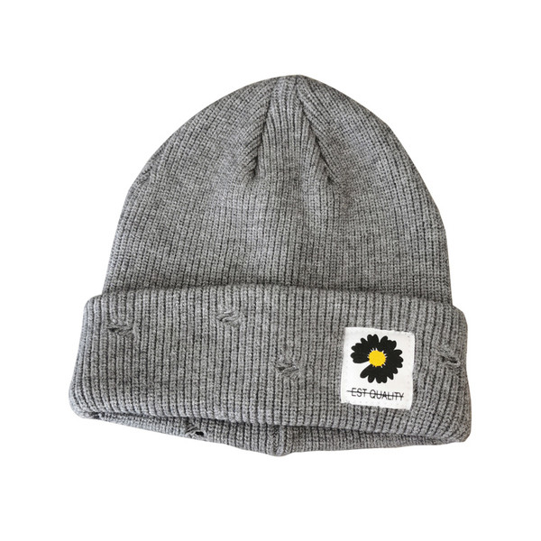 Női téli sapka emblémával