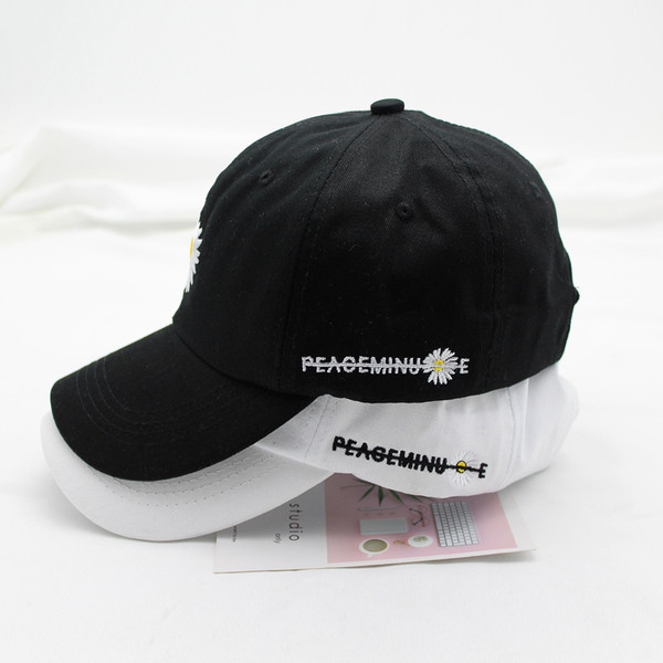 Női alkalmi sapka napellenzővel és hímzéssel