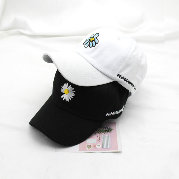 Női alkalmi sapka napellenzővel és hímzéssel