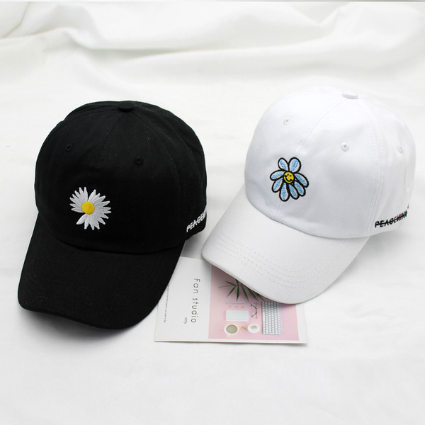 Női alkalmi sapka napellenzővel és hímzéssel