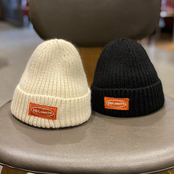 Női téli gyapjú sapka emblémával