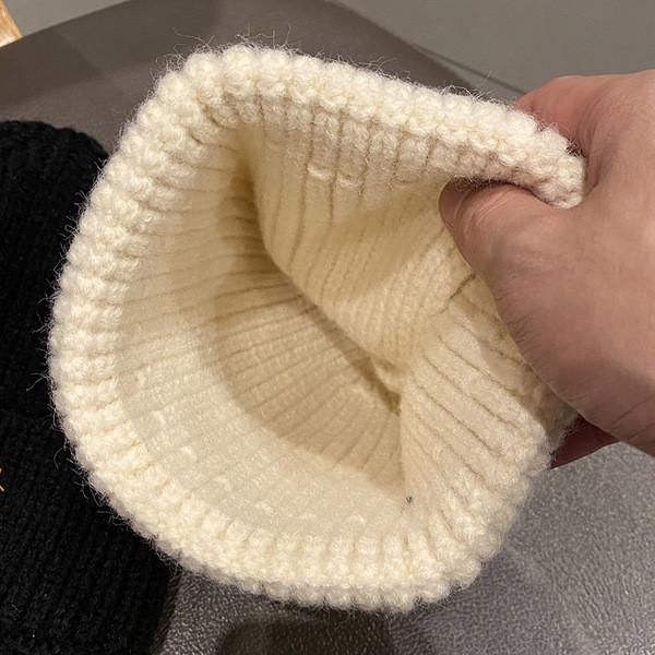 Női téli gyapjú sapka emblémával