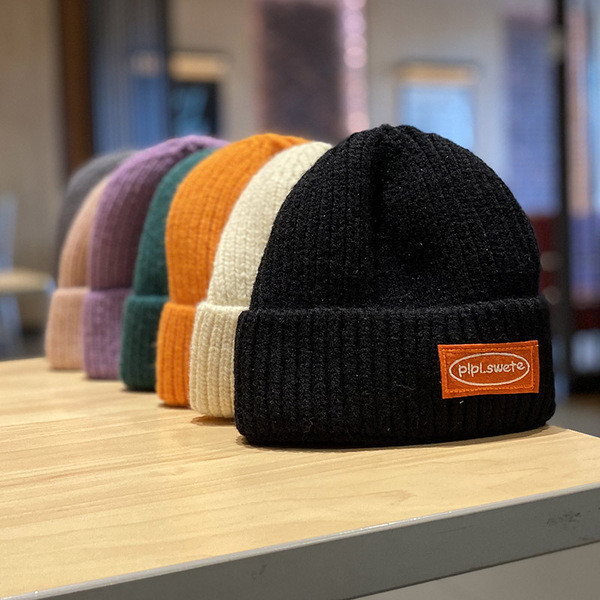 Női téli gyapjú sapka emblémával