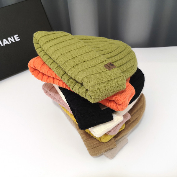 Palarie dama tricotata in mai multe culori potrivita pentru iarna