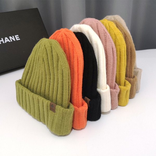 Palarie dama tricotata in mai multe culori potrivita pentru iarna