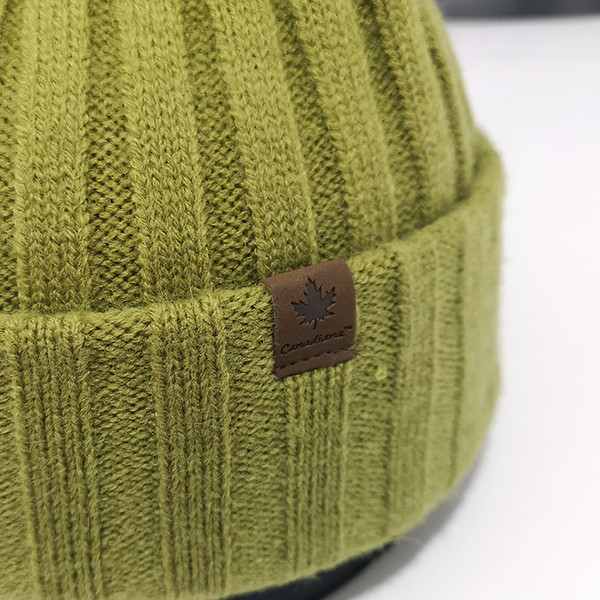 Palarie dama tricotata in mai multe culori potrivita pentru iarna