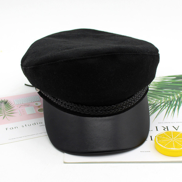 Retro stílusú női sapka fém elemmel