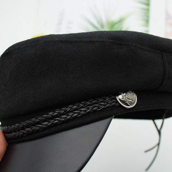 Retro stílusú női sapka fém elemmel