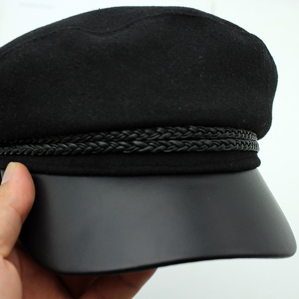 Retro stílusú női sapka fém elemmel