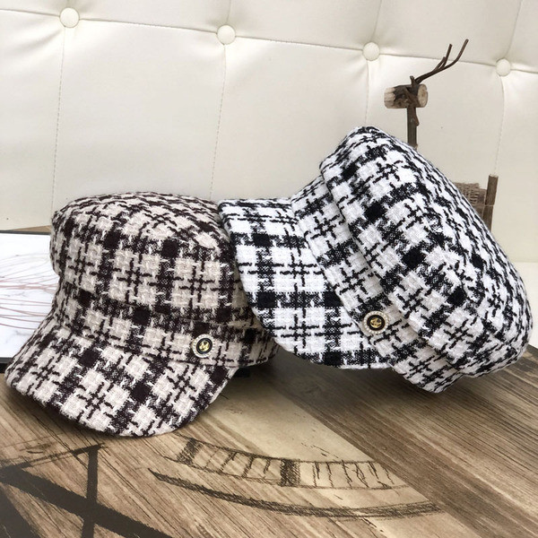 Stílusos kockás női sapka napellenzővel