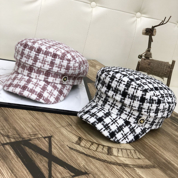 Stílusos kockás női sapka napellenzővel