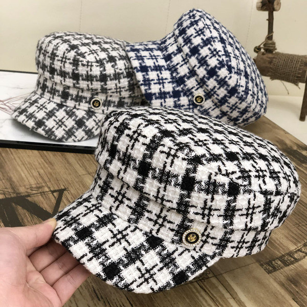 Stílusos kockás női sapka napellenzővel