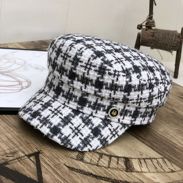 Stílusos kockás női sapka napellenzővel