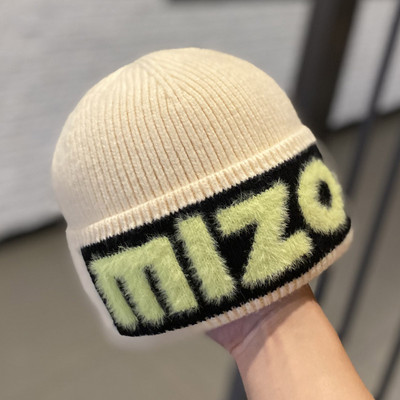 Női téli sapka felirattal