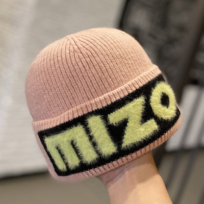 Női téli sapka felirattal
