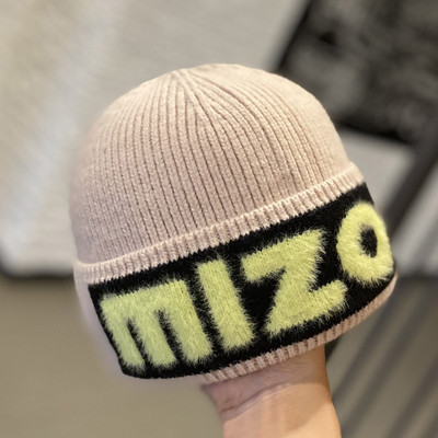 Női téli sapka felirattal
