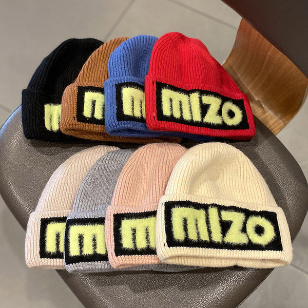 Női téli sapka felirattal