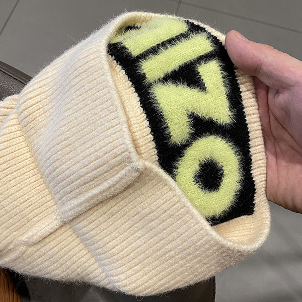 Női téli sapka felirattal