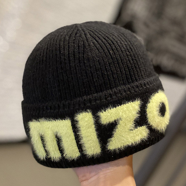 Női téli sapka felirattal