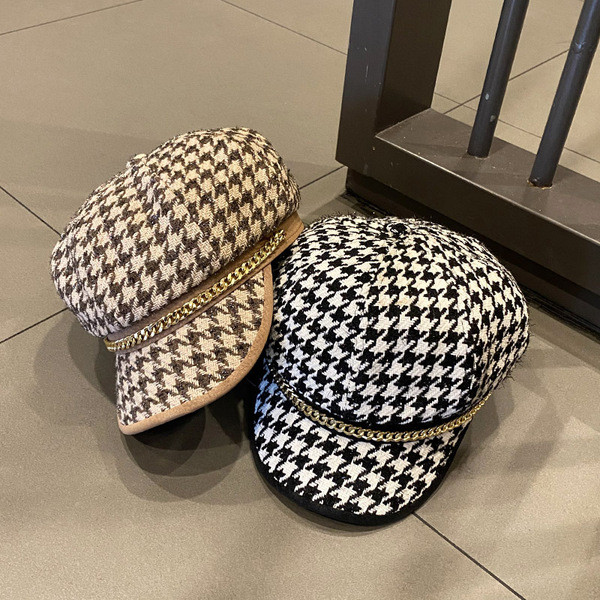 Stílusos női sapka fém lánccal