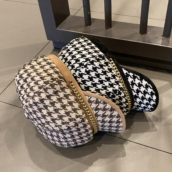 Stílusos női sapka fém lánccal