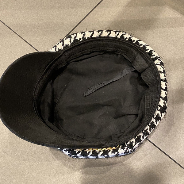 Stílusos női sapka fém lánccal