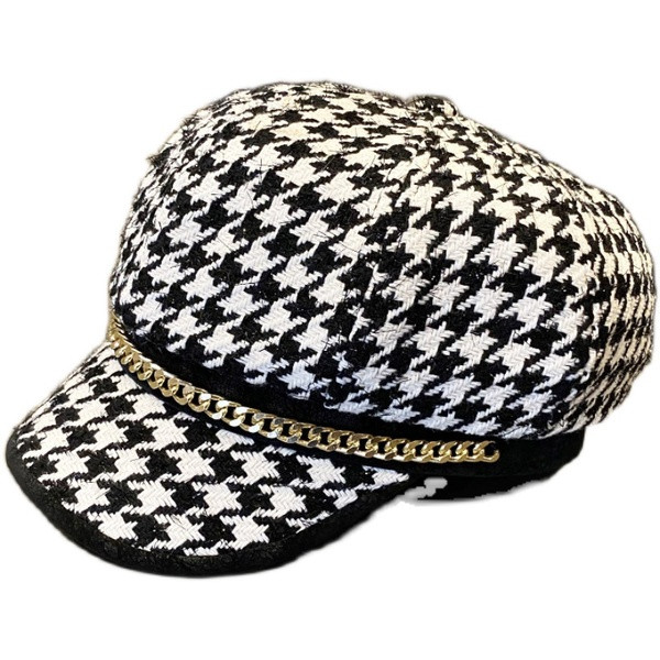 Stílusos női sapka fém lánccal