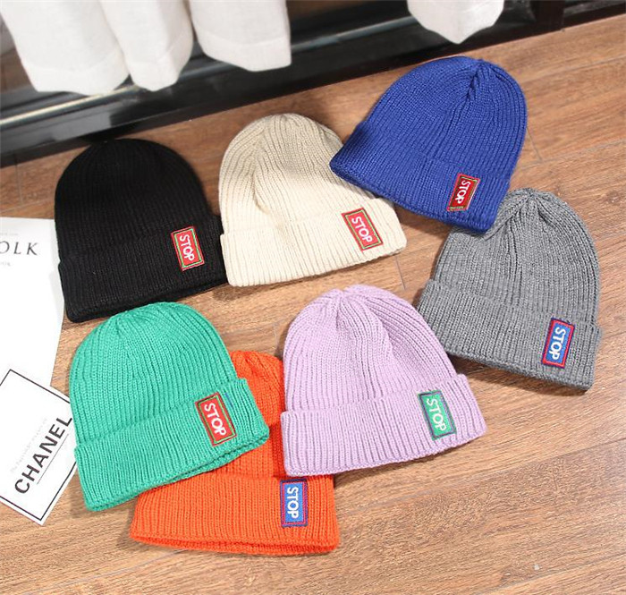 Ženska pletena kapa sa grbom