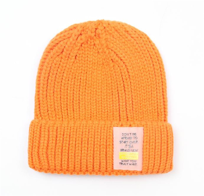 Ženska pletena kapa sa grbom