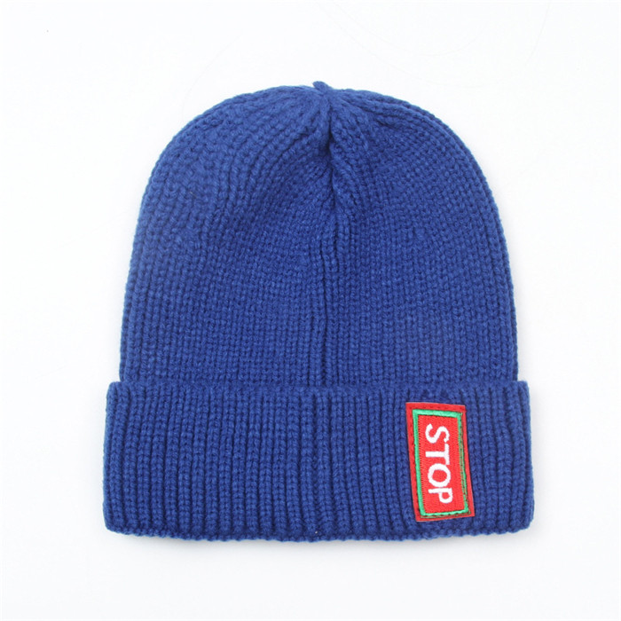 Ženska pletena kapa sa grbom