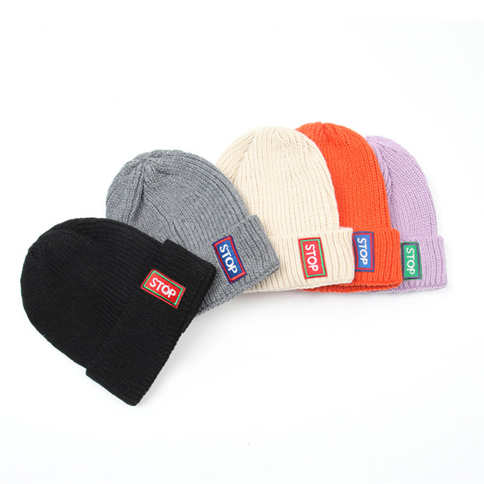 Ženska pletena kapa sa grbom