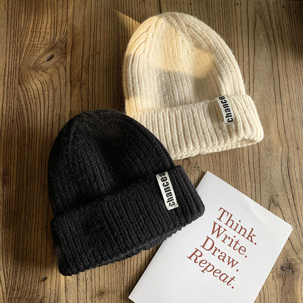 Palarie de iarna de dama cu emblema