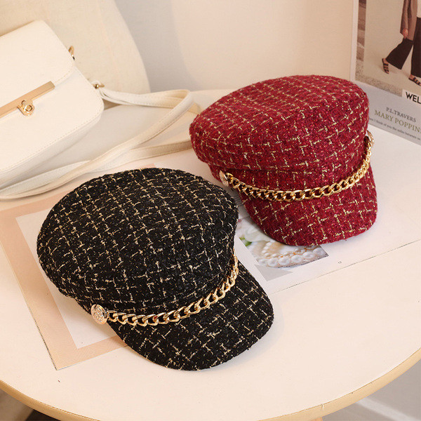 Modern női sapka fém elemmel