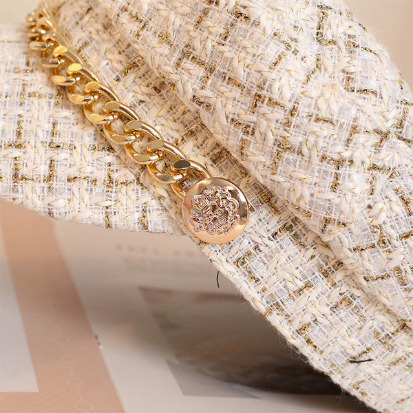 Modern női sapka fém elemmel