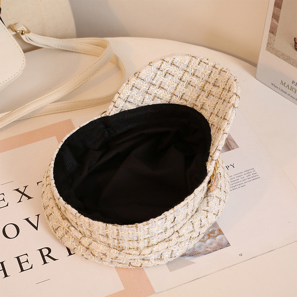 Modern női sapka fém elemmel