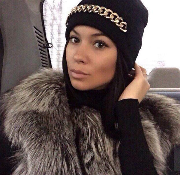 Modern kalap fém díszítéssel