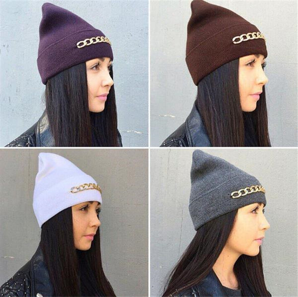 Modern kalap fém díszítéssel