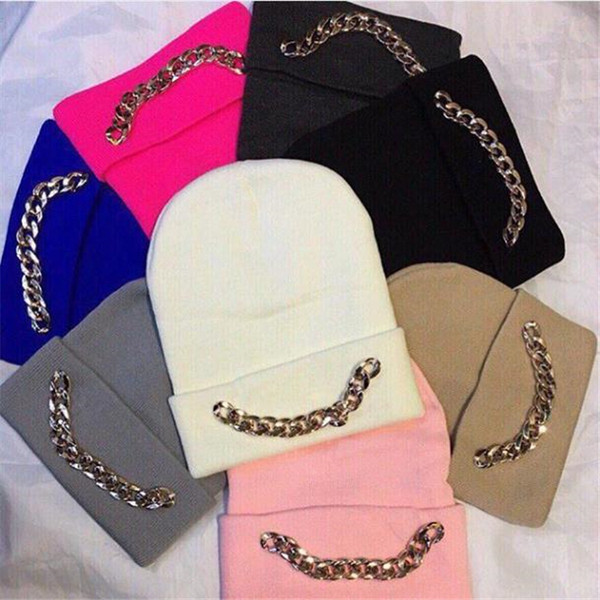 Modern kalap fém díszítéssel