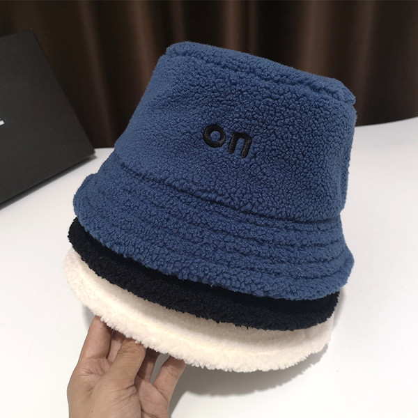 Több színben feliratos plüss női sapka