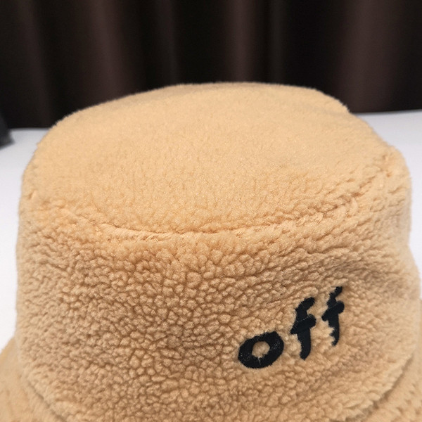 Több színben feliratos plüss női sapka